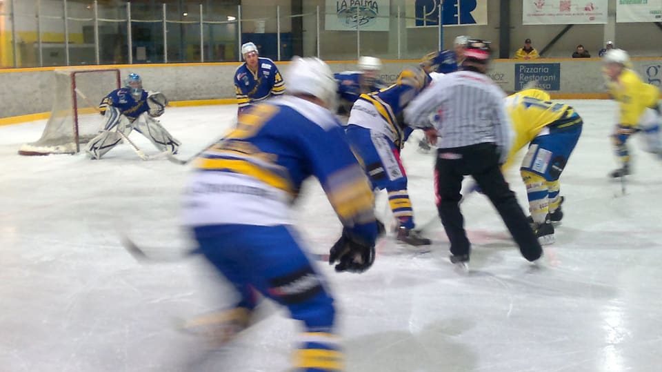 Il club da hockey Engiadina en acziun sin il glatsch.