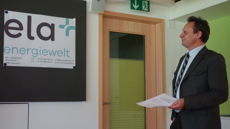 Stefan Engler davant il nov logo da l'uniun Ela Energiewelt.