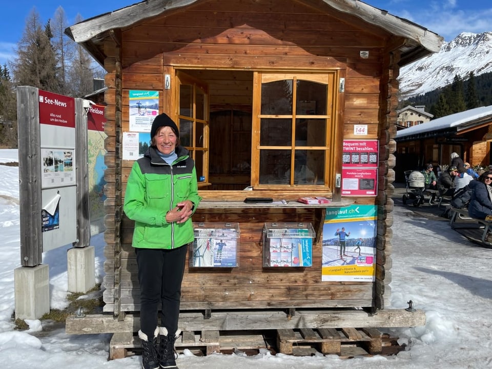 Verkäuferin für die Langlaufloipe in Lenzerheide.