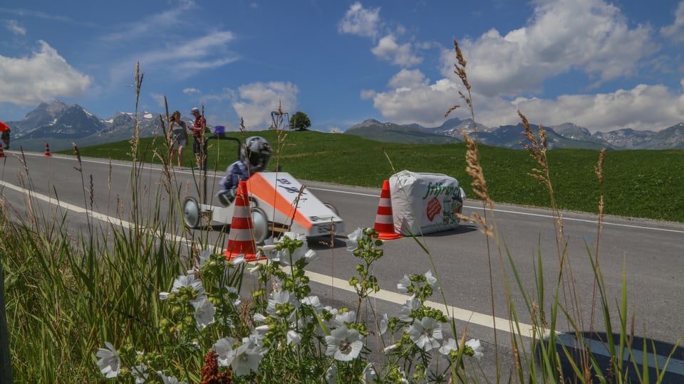 In mini car cun las colurs d'ina auta da polizia en ina storscha.