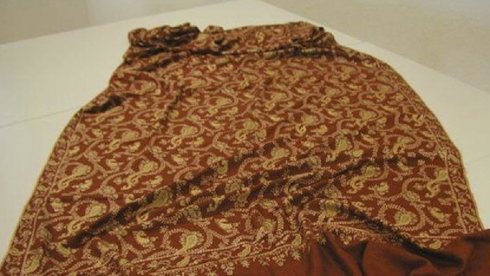 In schal brin-oransch cun in muster oriental mellen. 