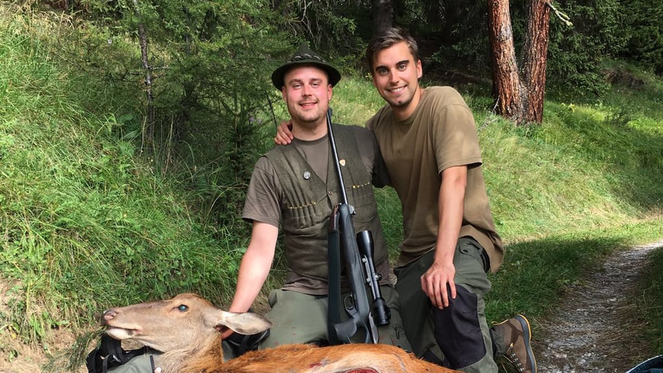 Fabian Franke da Sent cun ses cumpgon da chatscha e la preda, ina tschierva, sajettada a Sent (Val Lavér)