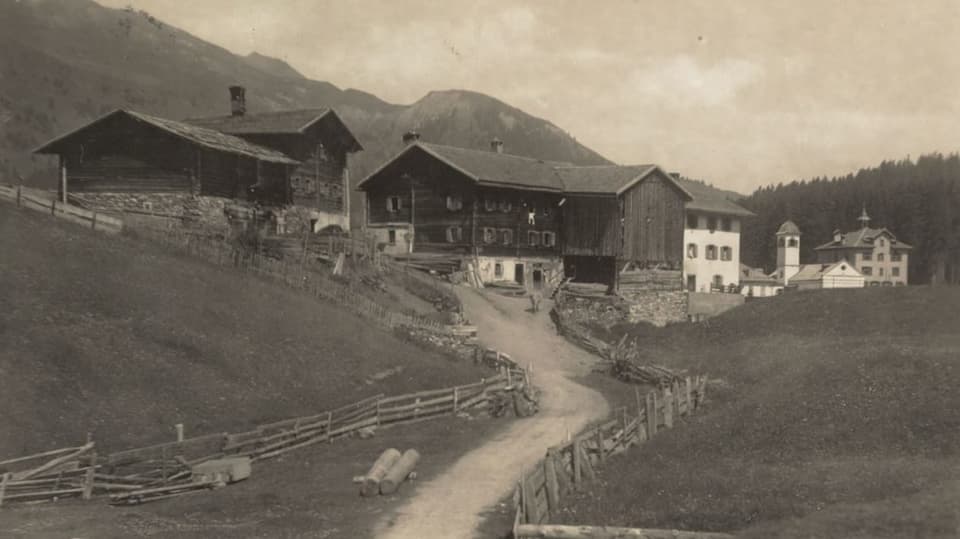 Hof Clois in Lenzerheide im Jahr 1931. Hinten die Kirche San Carlo.