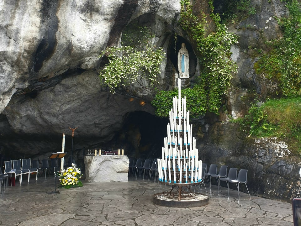 La grotta, nua che Nossadunna duai esser cumparida a Bernadette.