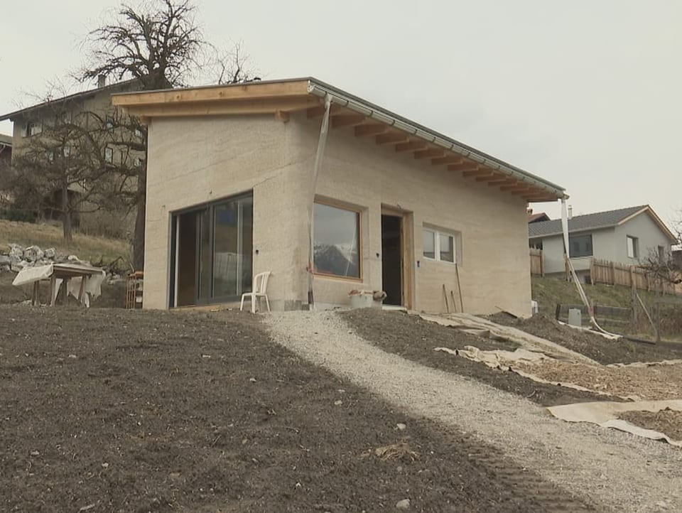 Die beiden Häuser fügen sich sehr gut in die übrige Siedlung am Heinzenberg mit 200 Einwohnern ein.