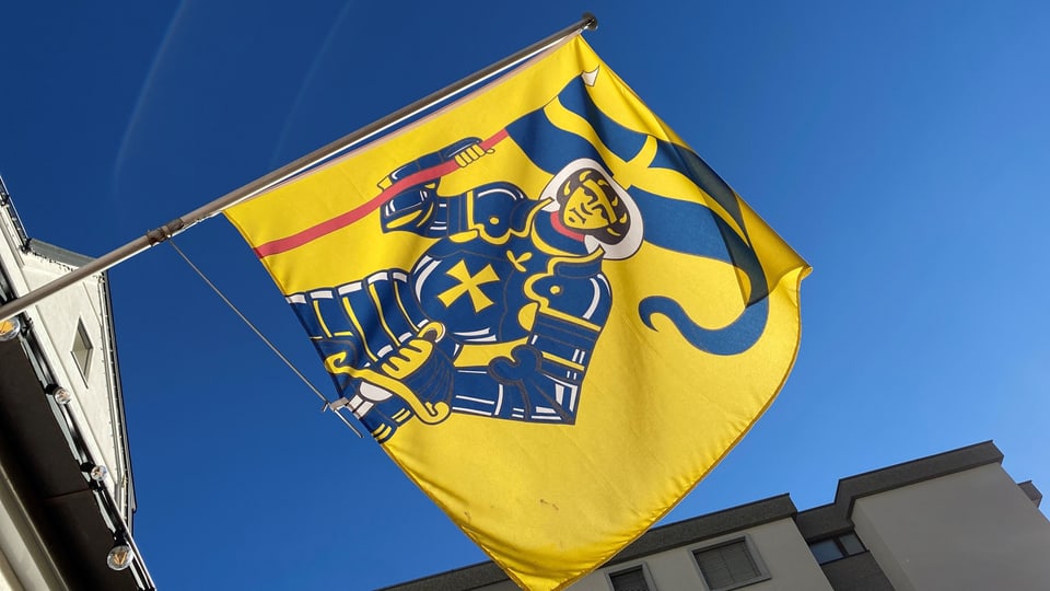St. Moritzer Fahne vor blauem Himmel