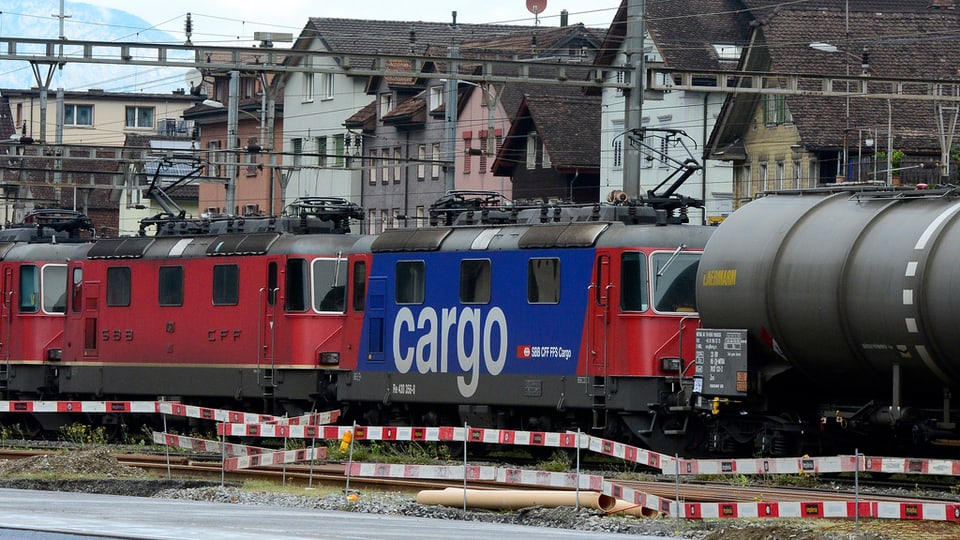 La staziun dad Erstfeld cun in tren da martganzia ils 9 da matg.