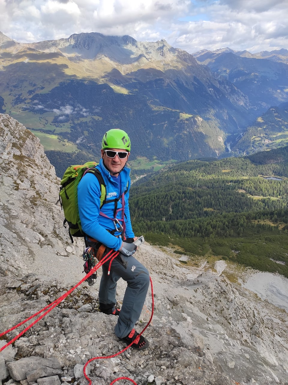 Mann am Bergsteigen