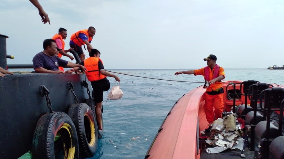 Las autoritads da salvament recupereschan tocca da l'aviun disgrazià ord la mar.