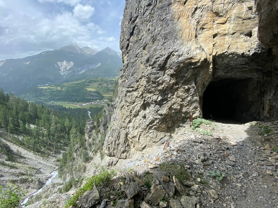 Tras il Schaftobel maina era quest tunnel.