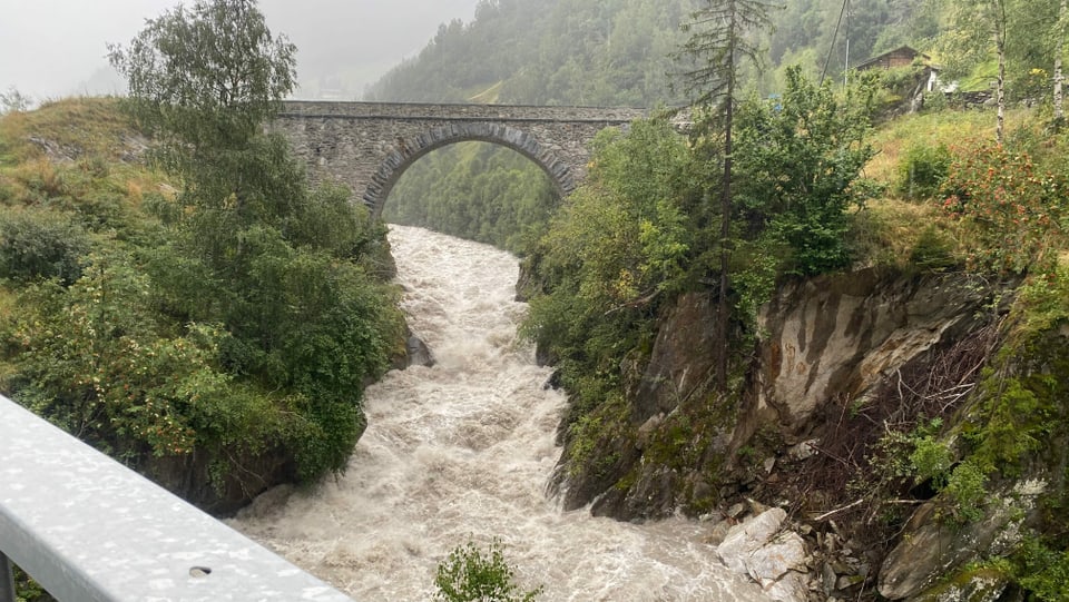 Il Rain da Medel maina aua gronda sut ina punt romana.