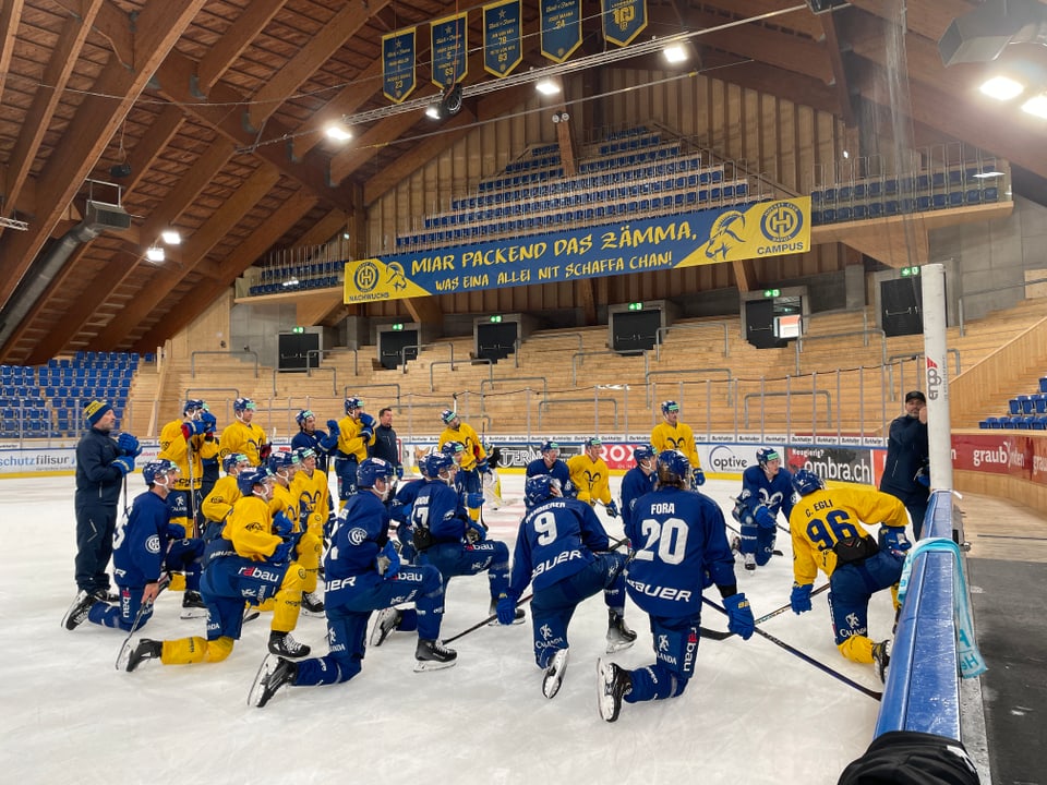 HCD Spieler hören Josh Holden zu