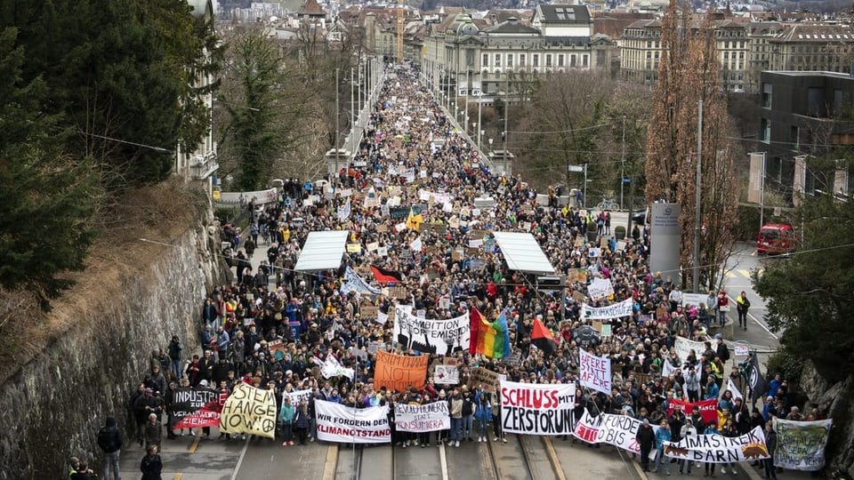 Millis demonstreschan per dapli protecziun dal clima.