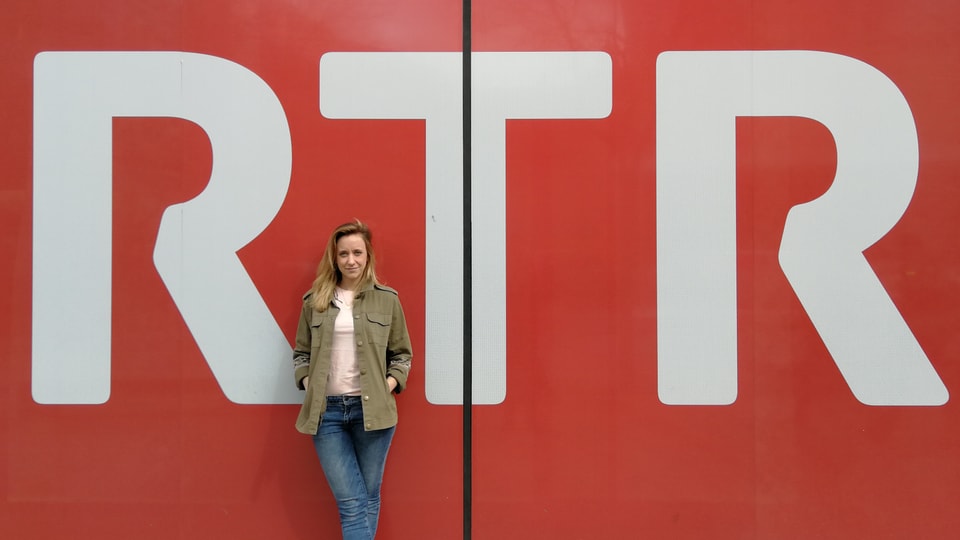 Anna Känzig avant il logo da RTR