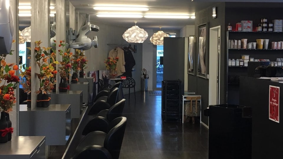 Il salun da coiffeur Haaratelier, Gassa Suto 43a, Domat, settavel lieu da la turnea «Sin il viv!». 