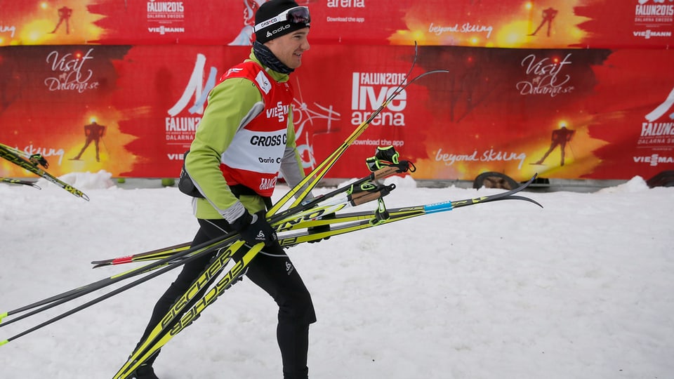 Dario Cologna che porta ses skis da passlung.