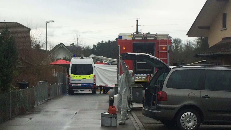 sanester in auto da polizia, dretg in auto da pumpiers, davant in medi giudizial