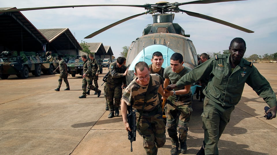Maletg simbolic: Truppas franzosas gidan truppas dal Mali e transportar davent in helicopter defect.