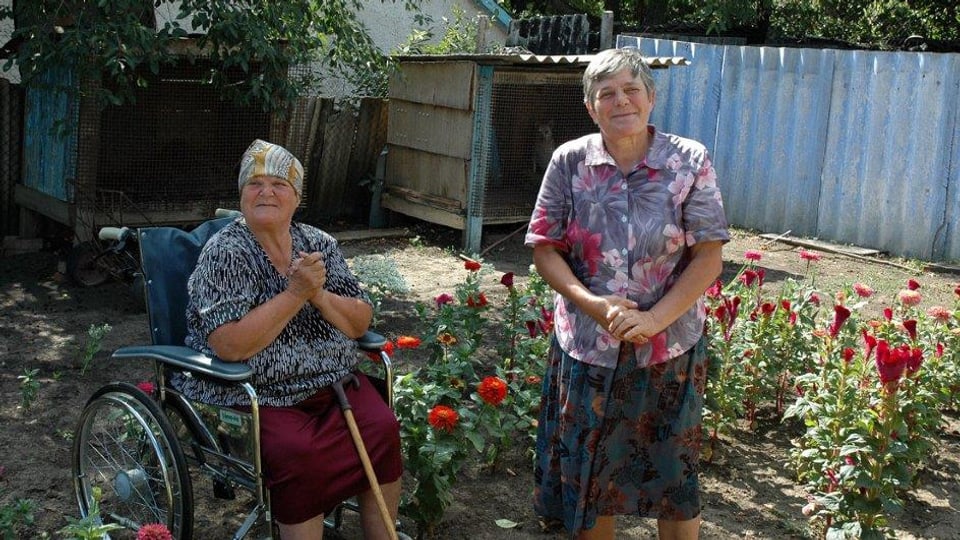 2 x Nadal il settember 2016 en Moldavia: duas dunnas veglias, ina en sutga cun rodas