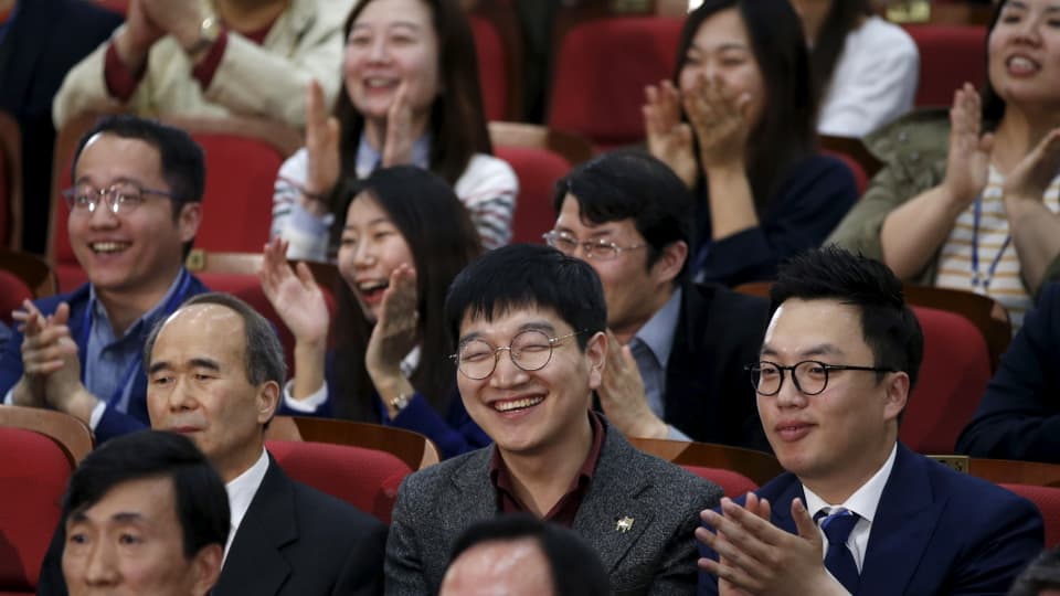 Commembers da la partida democratica Minjoo reageschan sin ils resultats da las elecziuns.