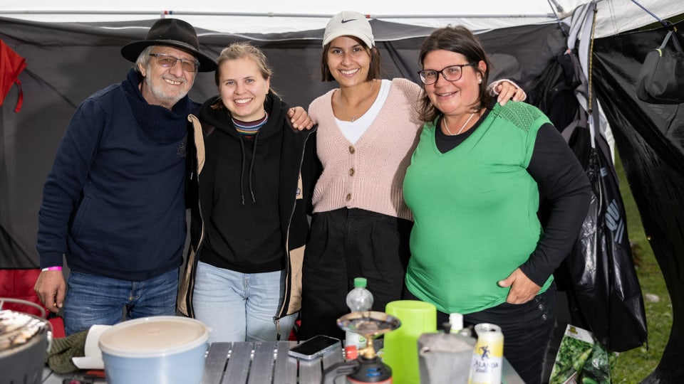 Rudi, Jennifer, Anja, Karin aus Chur lieben das Ambiente und kommen mit seit vielen Jahren zum Festival.