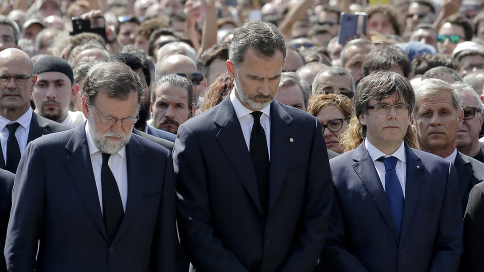 Il retg Felipe ed il primminister Mariano Rajoy durant la minuta da silenzi. 