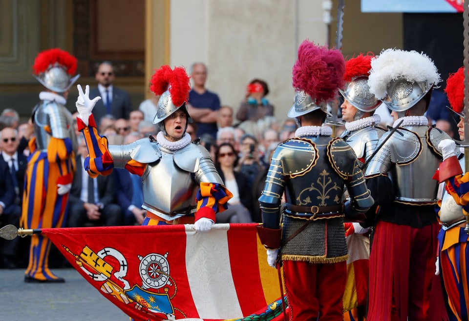 Schweizergarde Gardist schwört den Eid in Rom Vatikan