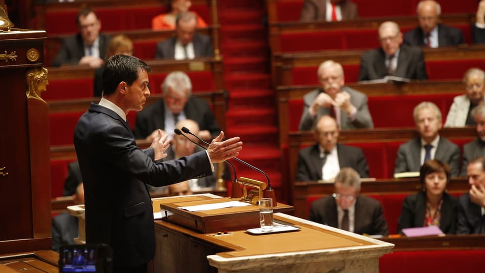 Il primminister da la Frantscha Manuel Valls pleda avant il parlament.