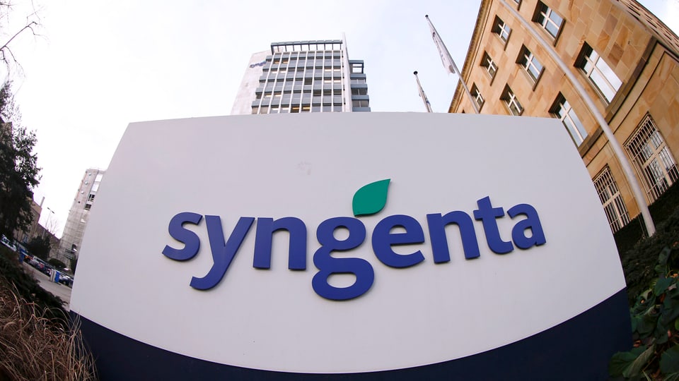 Il logo cun la scrittira blaua dal concern Syngenta avant in bajetg brin.