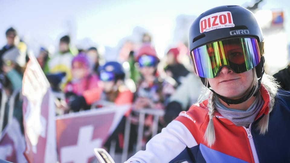 Purtret da Julie Zogg suenter ina cursa da slalom parallel. 