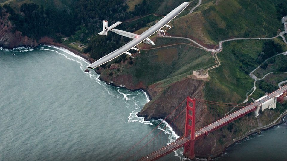 L'aviun solar da Bertrand Piccard sur la punt Golden-Gate en il golf da San Francisco.