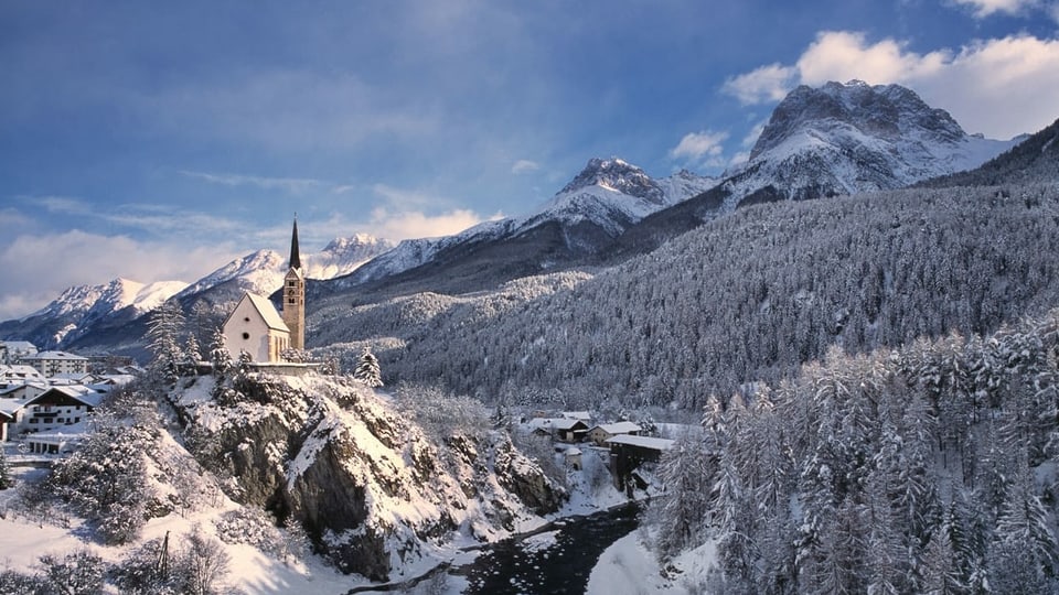 Baselgia da Scuol e muntognas.