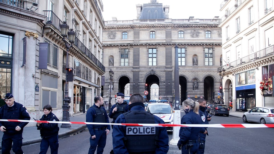 Polizia ha bloccà ina via a Paris
