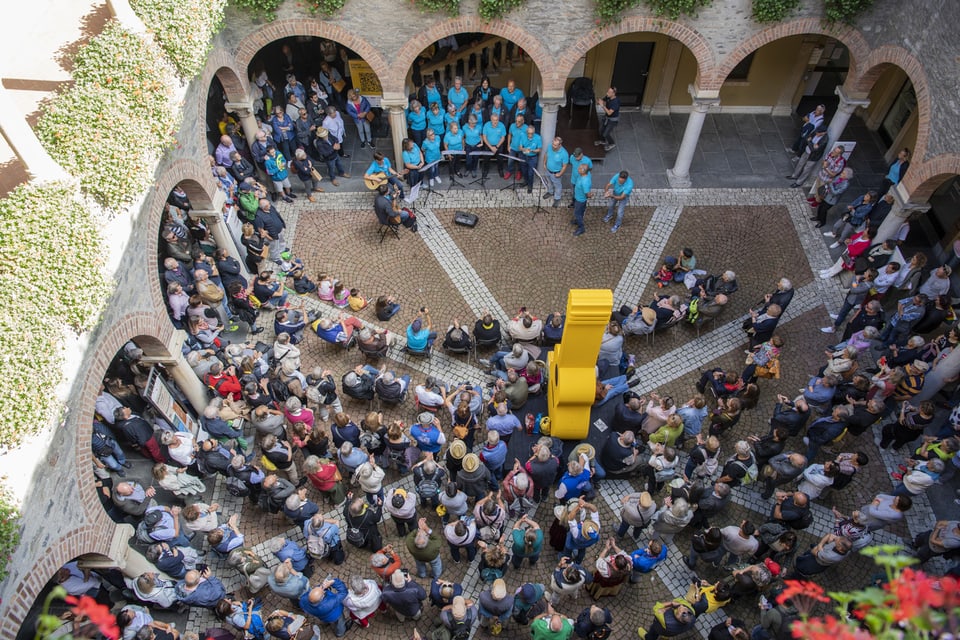 Innenhof des Municipio in Bellinzona, Publikum lauscht gespannt einem Konzert