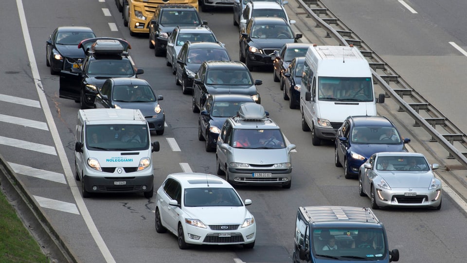 autos stattan en colonna sin l'autostrada sper Wassen