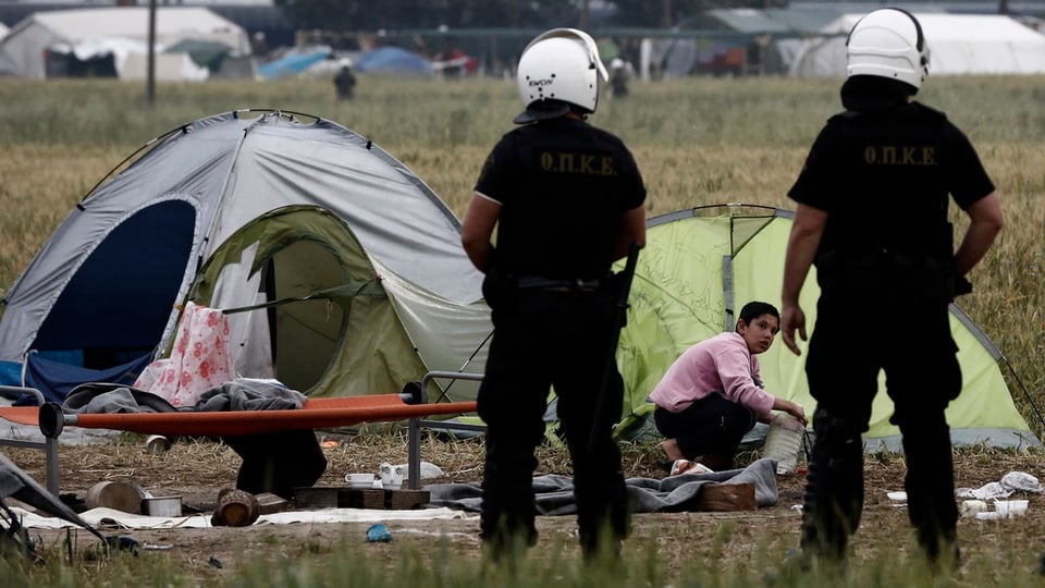 Ina dunna sto pakettar sut ils egls da 2 polizists. 