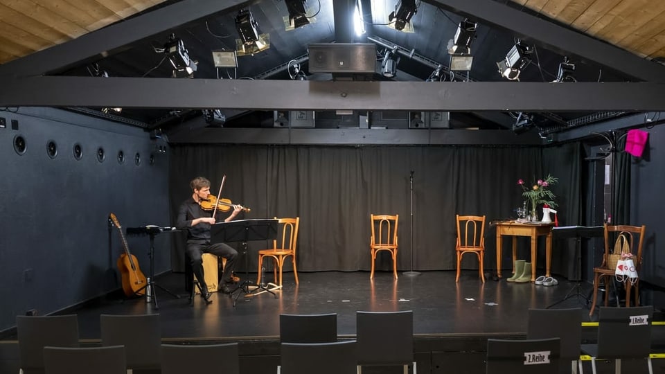 Tribuna da teater cun um che suna la gia.