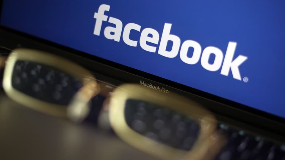 logo da Facebook sin il laptop