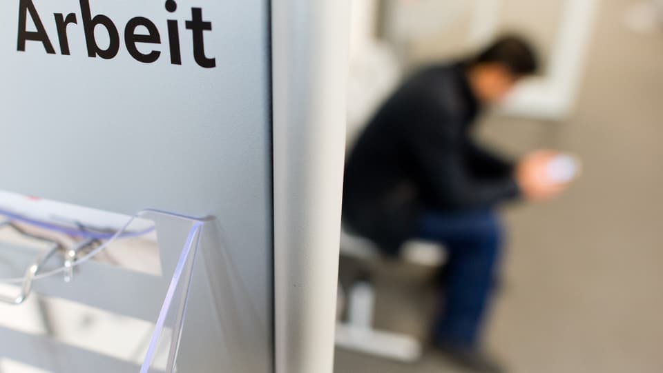Dischoccupà en center da lavur. Persuna ves'ins mo turbel. 