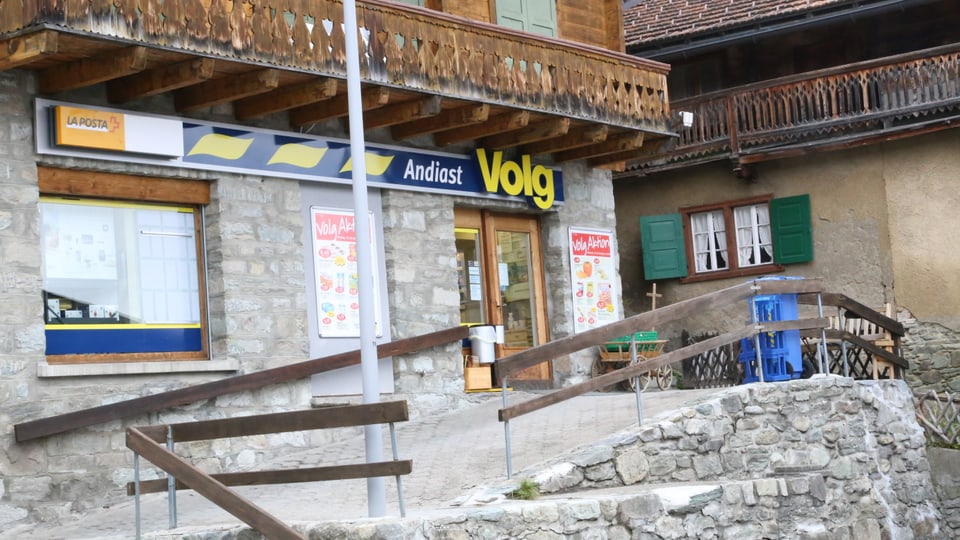 l’entrada da la stizun dil Volg ad Andiast cun in rampa che maina fin tar l’isch 