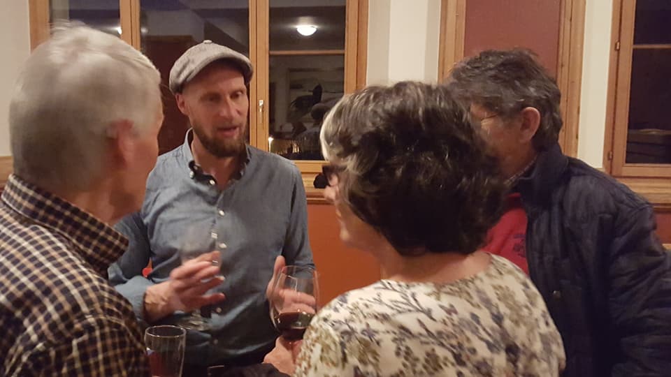 Marco Büchel tranter ils preschents suenter il referat a Scuol
