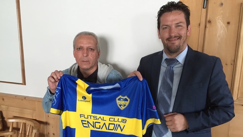 Il trenader Fernando José Madeira ed il president Daniel Ricardo Rodrigues cun il nov dress dal «Futsal club Engadin».