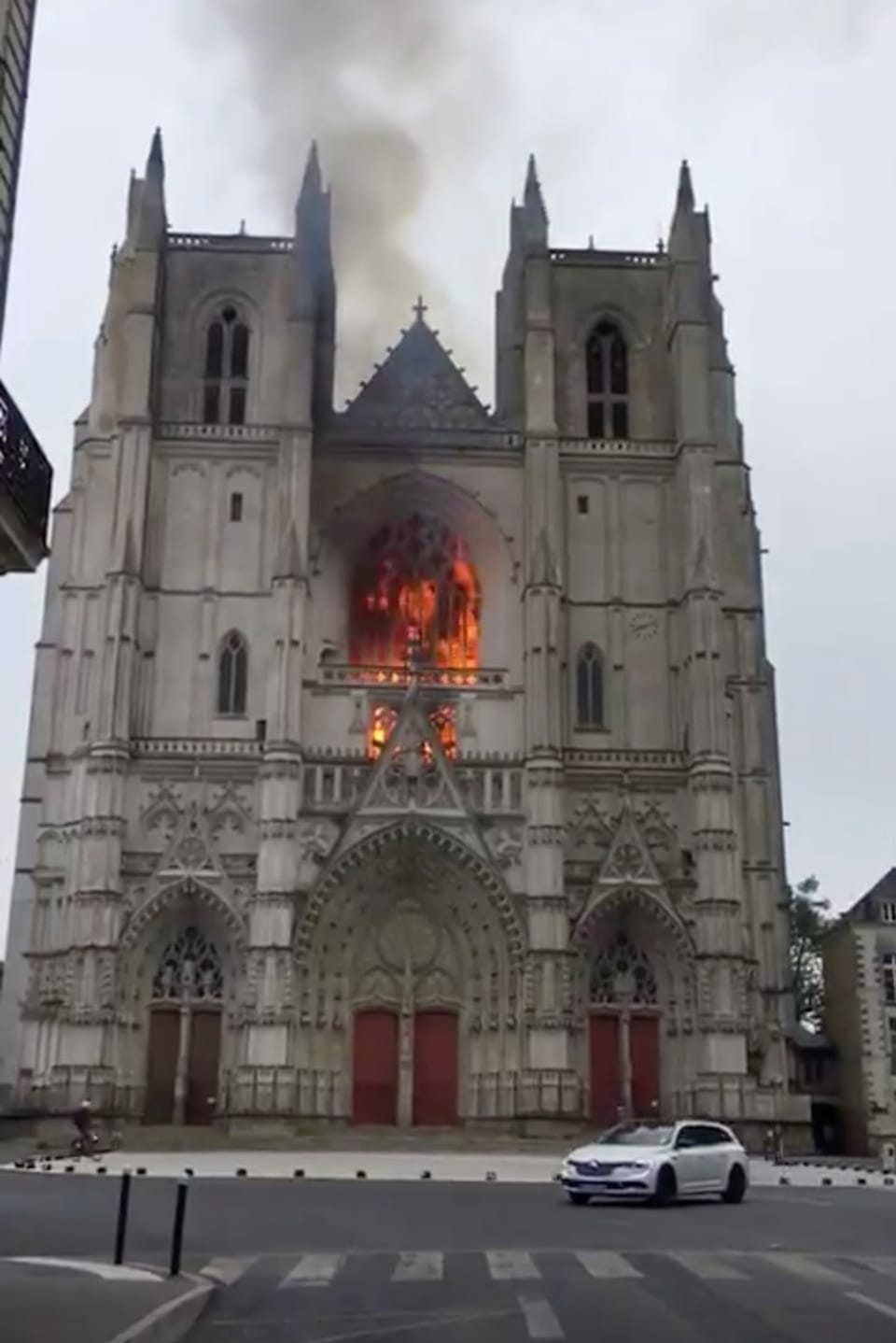 Purtret da la catedrala en flommas. 