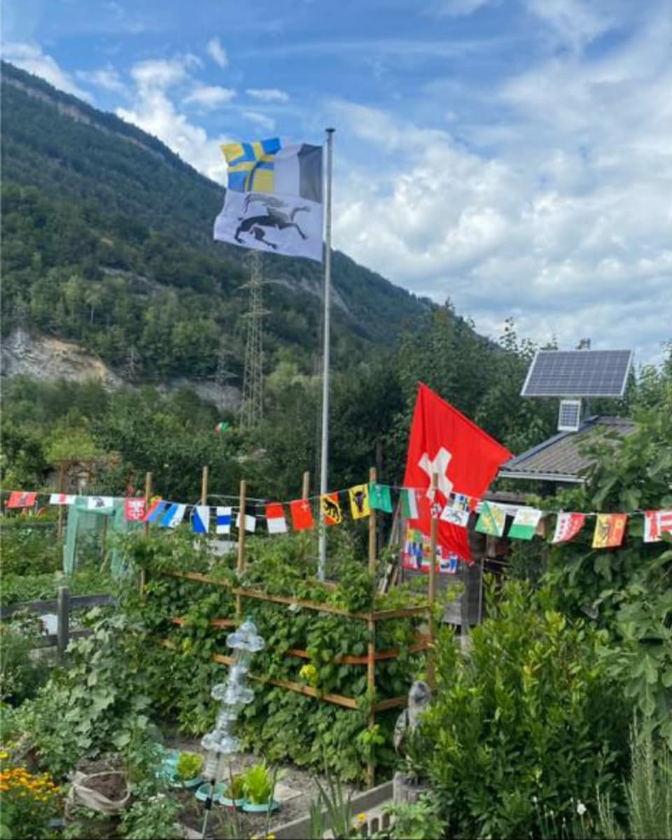 Garten mit Kantonsfahnen für den ersten August