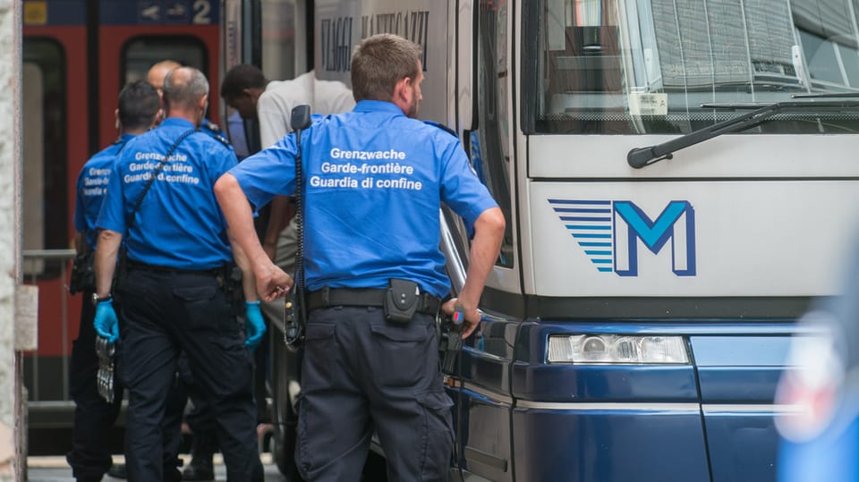 Guardias da cunfin controlleschan in bus cunfugitivs a la staziun da Chiasso.