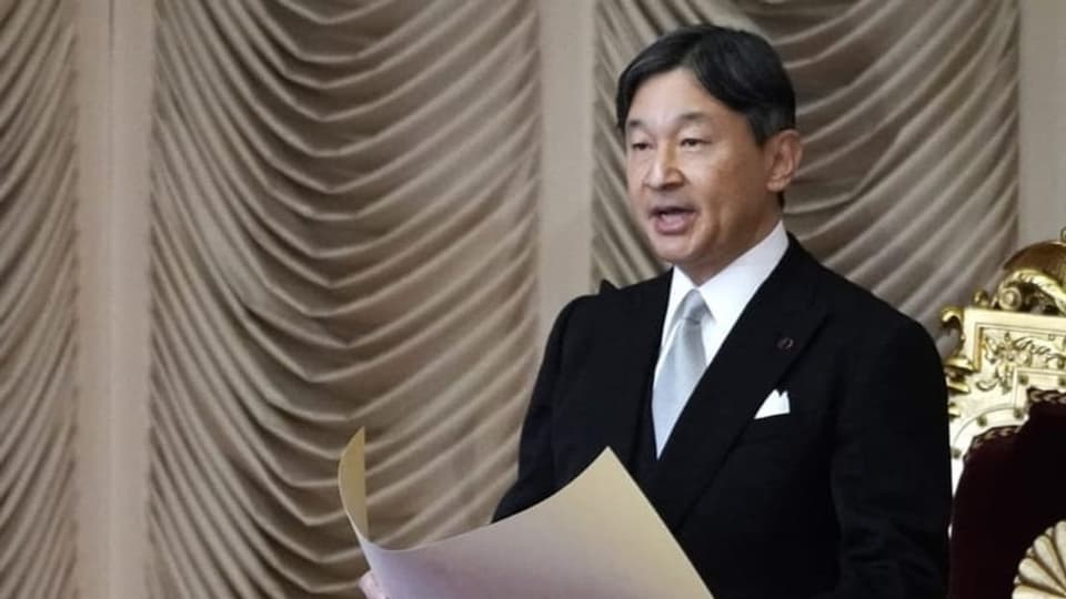 L'imperatur Naruhito e sia rolla en politica e societad.