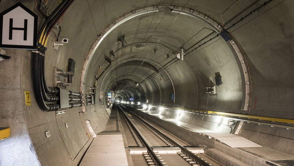 Sulet per la segirezza dal tunnel da 57 kilometers è la lavur immensa.