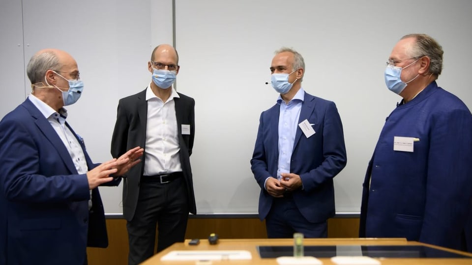 Ils tschintg directurs dals ospitals universitars Werner Kuebler (Basilea), Philippe Eckert (Lausanne), Bertrand Levrat (Genevra) ed Uwe E. Jocham (Berna).