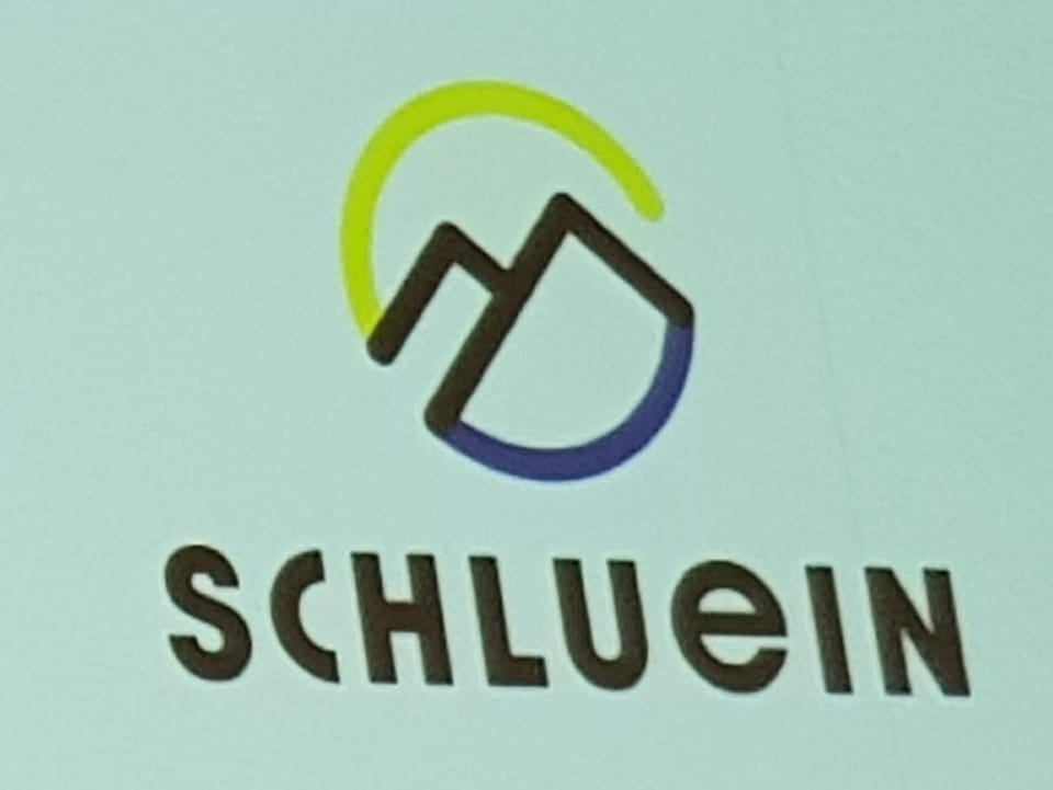 Il nov logo da la vischnanca Schluein.
