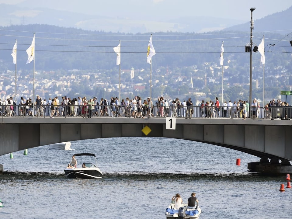 Fullas da glieud sin la Quaibrücke.